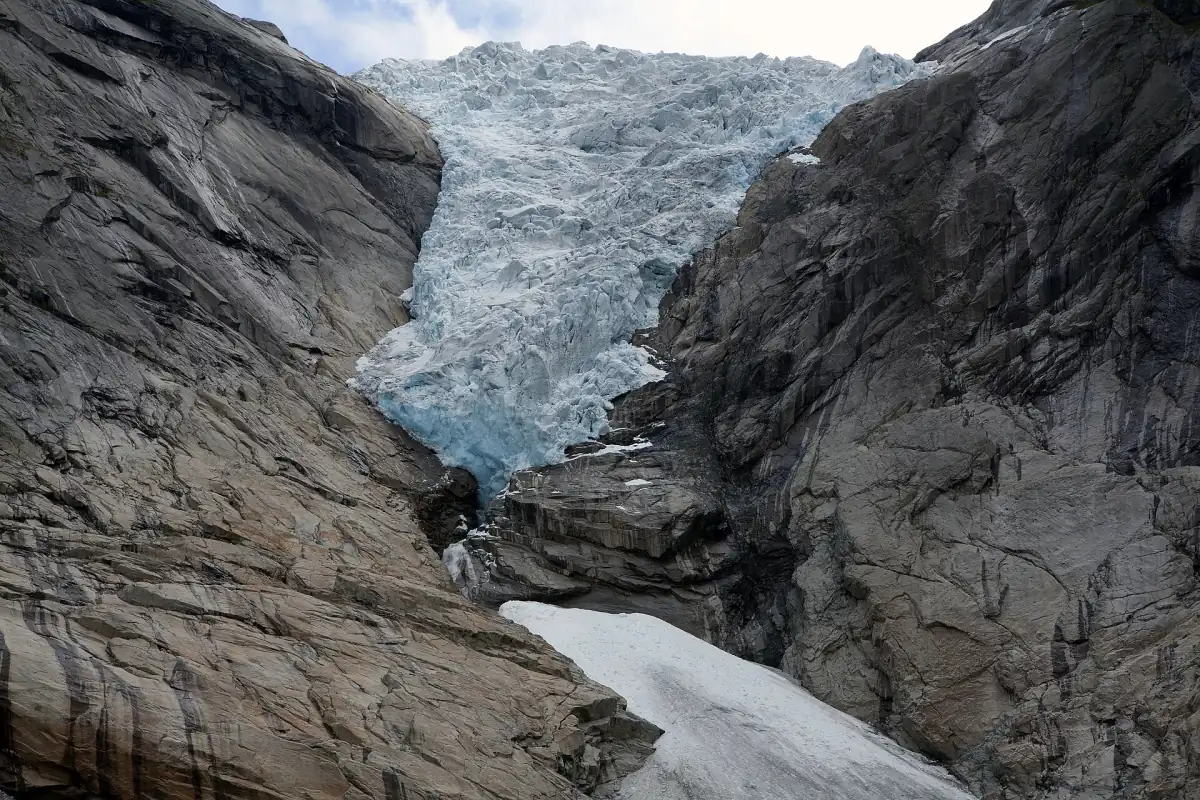 Isen i Briksdalsbreen mellom mørke fjellsider
