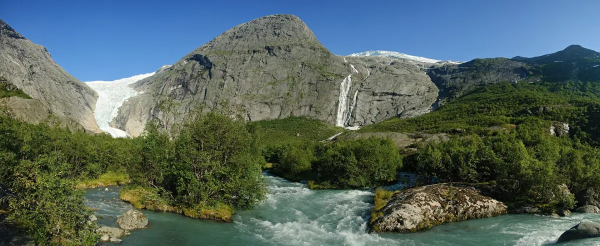 Der Briksdalsbreen über dem grünen Tal
