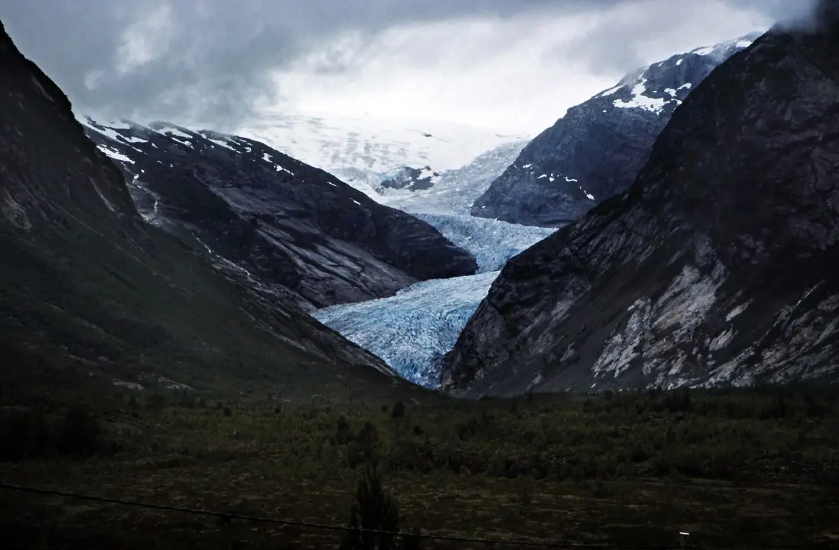 Ein Gletscherarm des Jostedalsbreen zwischen Bergen