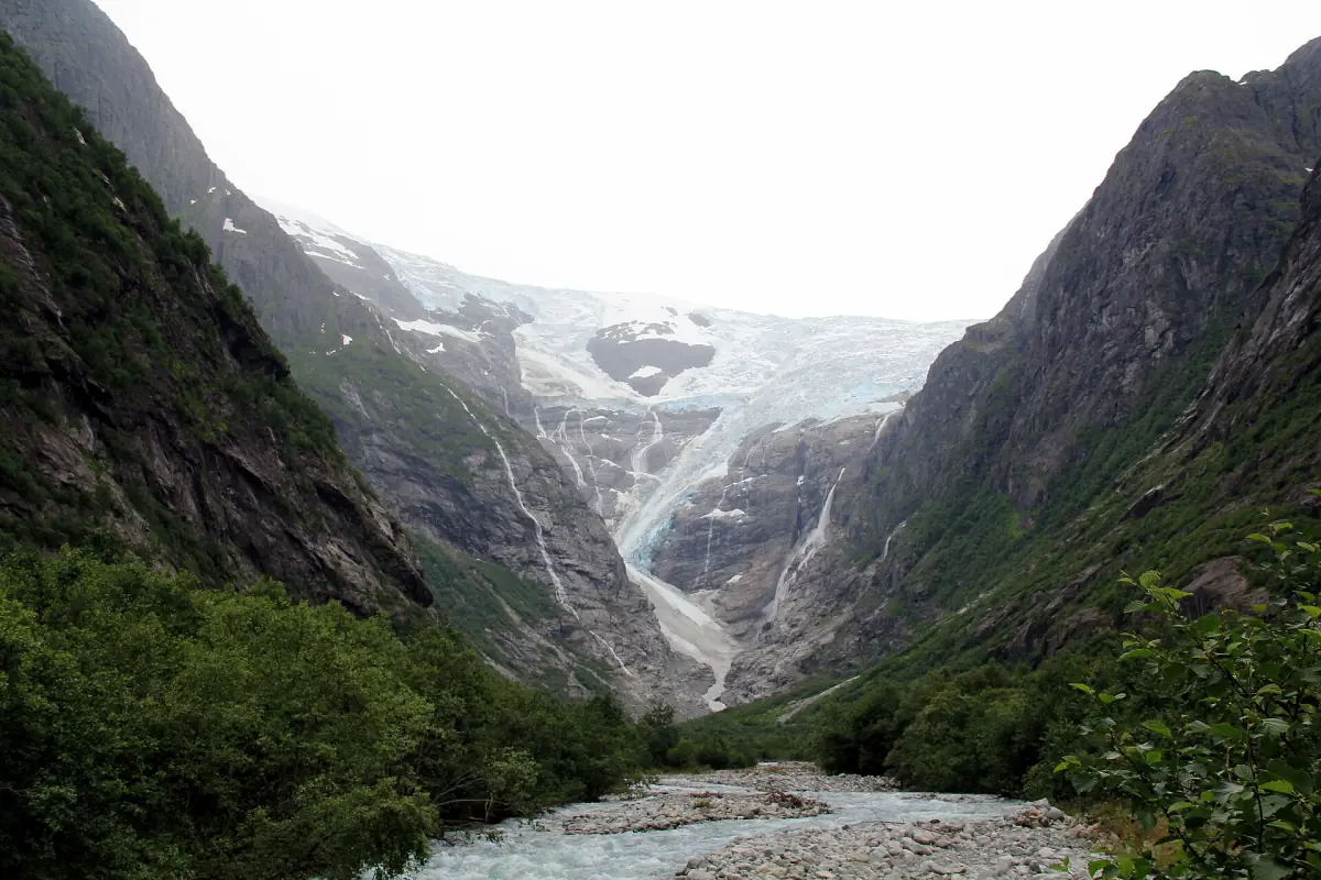 Der Kjenndalsbreen über seinem Tal