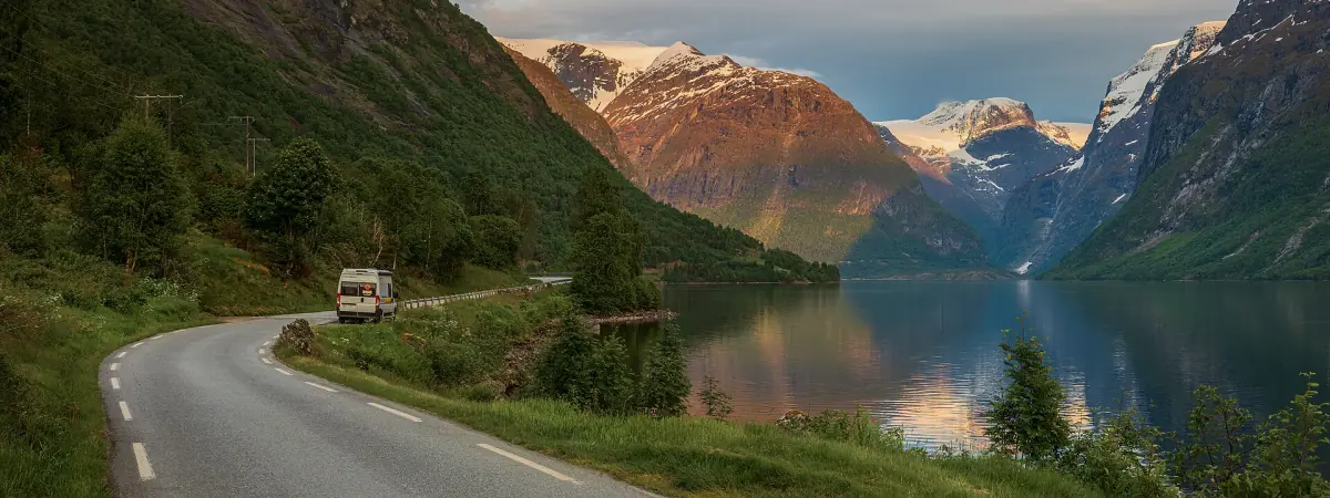 Die Straße am Lovatnet im Lodalen