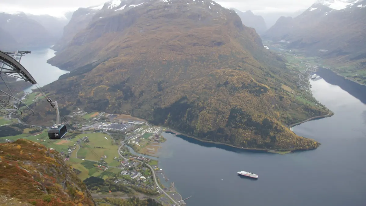 Loen und der Nordfjord von oben mit der Skylift-Trasse