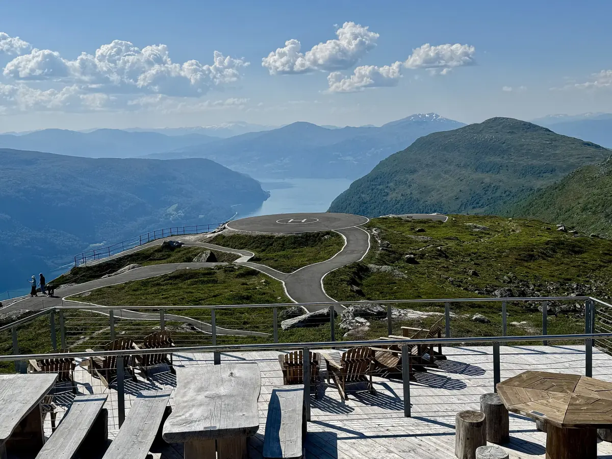 Die Gipfelterrasse am Berg Hoven über Loen