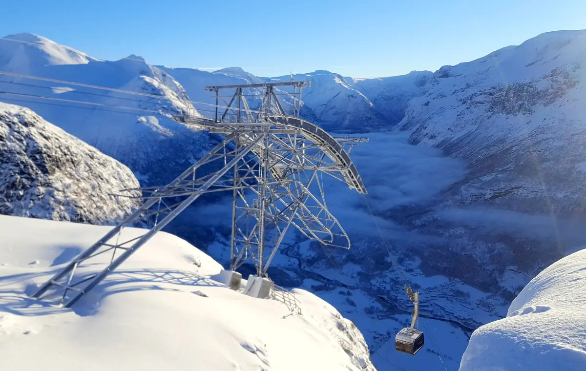 Der Loen Skylift über dem Tal im Winter