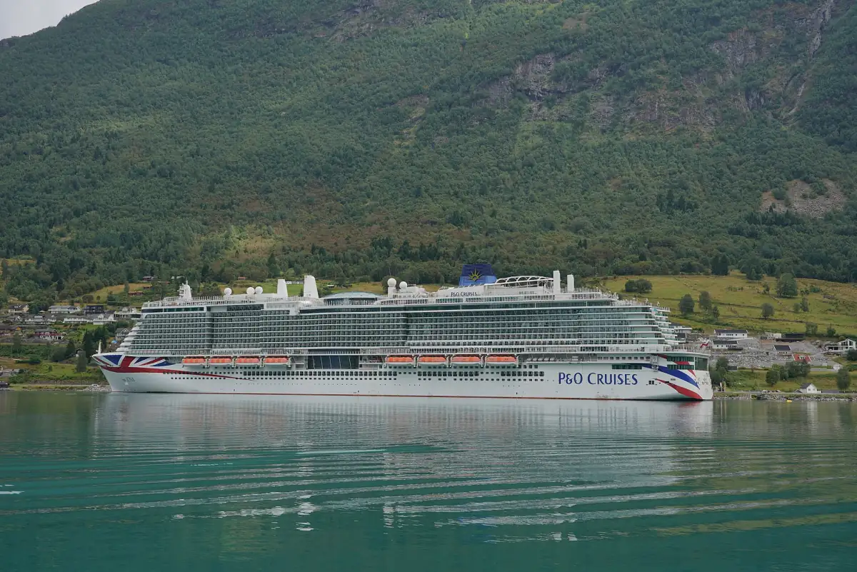 Et cruiseskip i havna i Olden