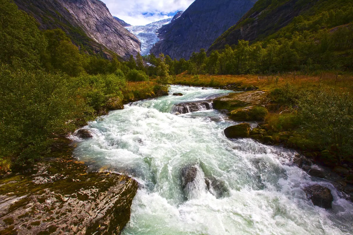 Der Schmelzwasserfluss unter dem Briksdalsbreen