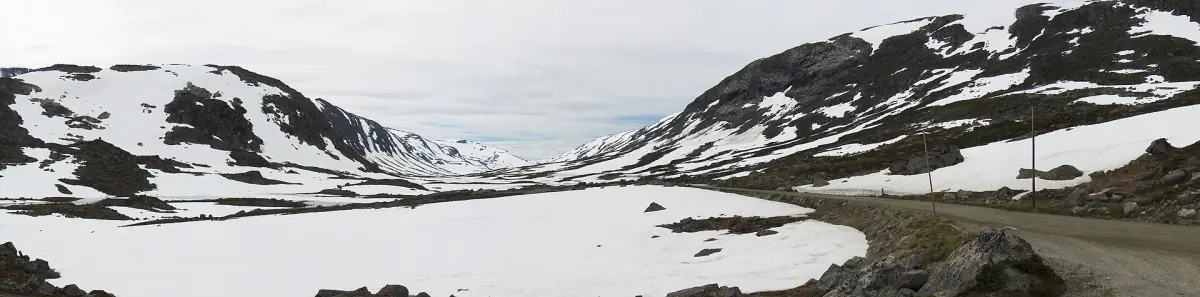 Die Bergstraße über das Strynefjellet zwischen Schnee