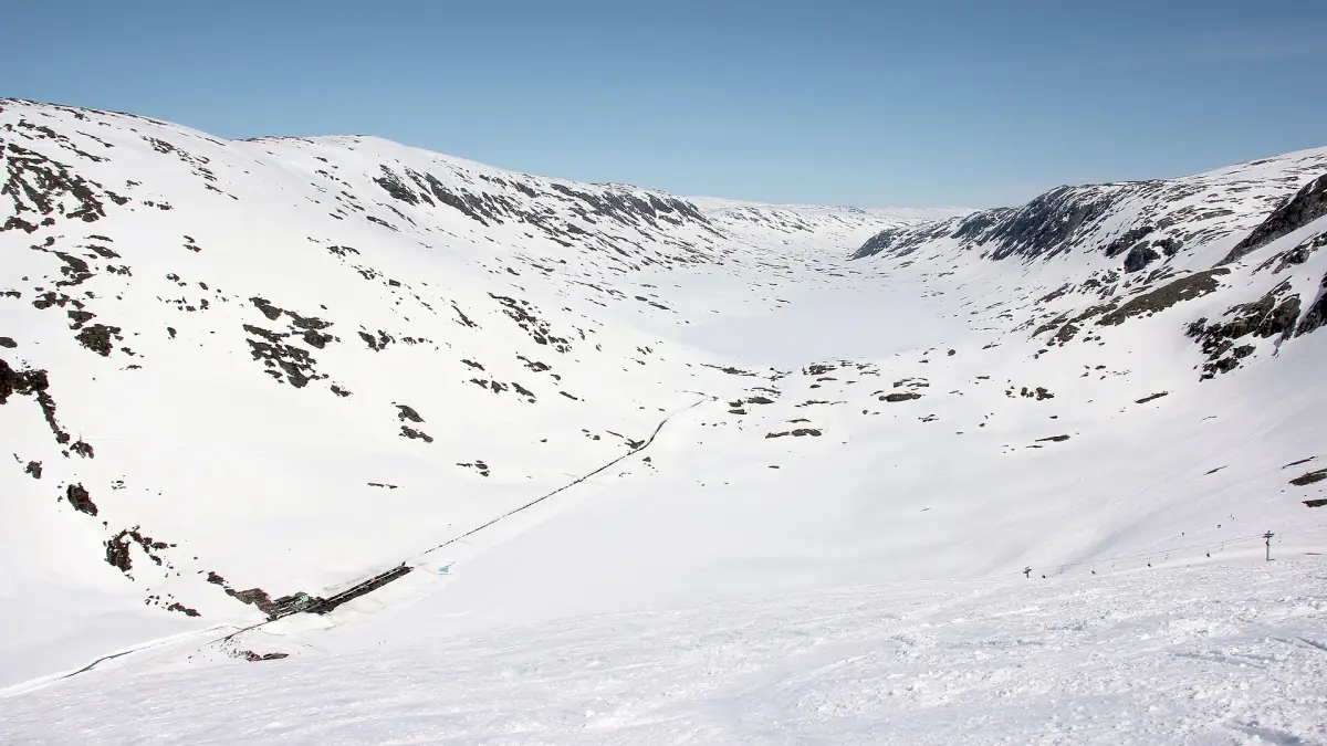 Schneehänge am Strynefjellet